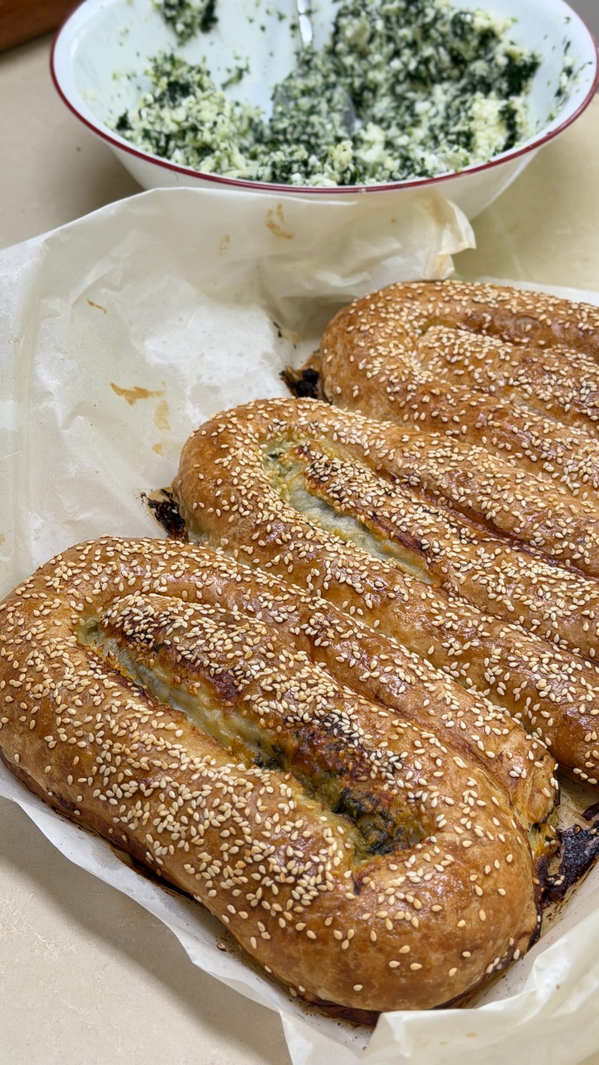 בורקס טרי וחם עם ביצה קשה ליד הוא אחד הדברים הטעימים שיש....