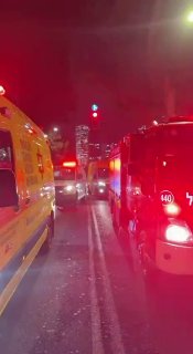 לוחמי האש פועלים בזירת התאונה בתל אביב לחלץ כמה בני אדם...