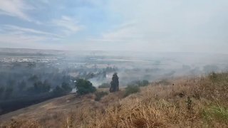 שריפה בשטח פתוח ליד בית שאן: מטוסי כיבוי פועלים לבלימת האש...
