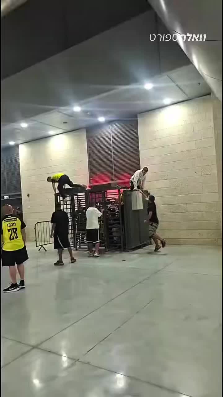 כאוס בכניסות של אצטדיון המושבה לפני המשחק של בית״ר ירושלים...