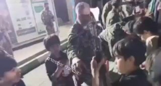 המשטר האיראני מלמד ילדים, חלקם נראים בני פחות מעשר, איך להשתמש...