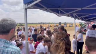לצרוחחח כמה אנשים נפלו כדי להציל את הטמבלים האלה....