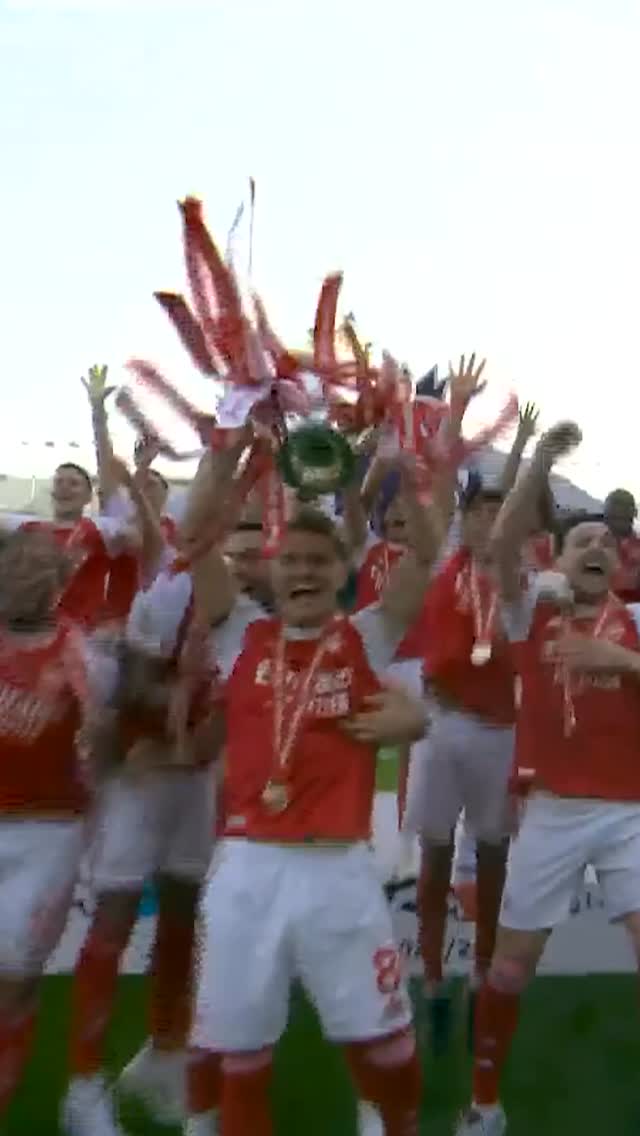 ⁨ ארסנל מניפה את גביע הפרמיירליג לעונת 2025/26🏆⁩...