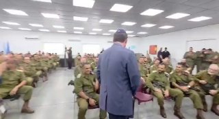 בדלתיים סגורות: נתניהו וביסמוט בבסיס חשמונאים...