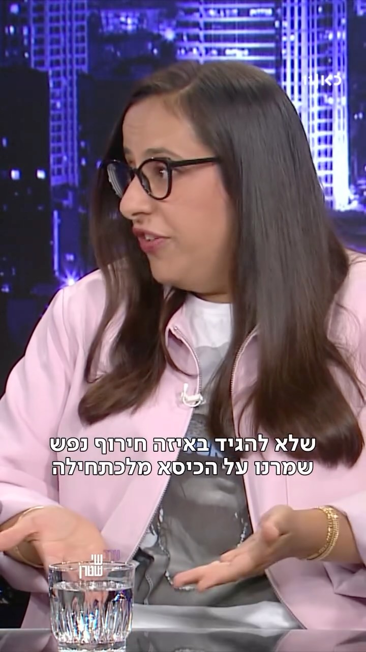 ⁨ יונה נקלעה לקרב על מיטת השיזוף, והשאירה את כולם חיוורים....