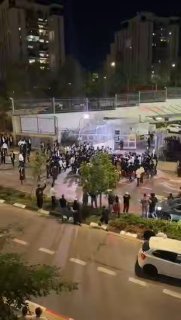בעקבות מעצר עריק מאות מפגינים מנסים לפרוץ לתחנת המשטרה...