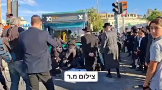 מרדכי הלפרין: כוחות המשטרה מנסים לפנות את המפגינים בצומת בר...