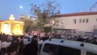 בית שמש: תהלוכה ענקית ברחוב, לכבוד עריק חרדי שהשתחרר אחרי שישב...