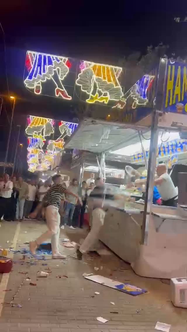 מתח באחת ממסעדות ההמבורגרים הפופולריות ביותר ביריד קורדובה...