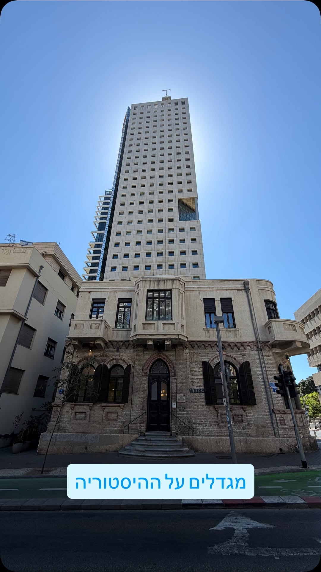 מה הסיפור של מגדלי הענק שצמחו מעל וליד הבתים ההיסטוריים של תל...