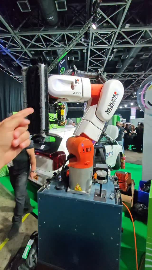 הרובוטים מנקים חלונות של בניינים? פגשתי את Skyline Robotics Ozmo רובוט...