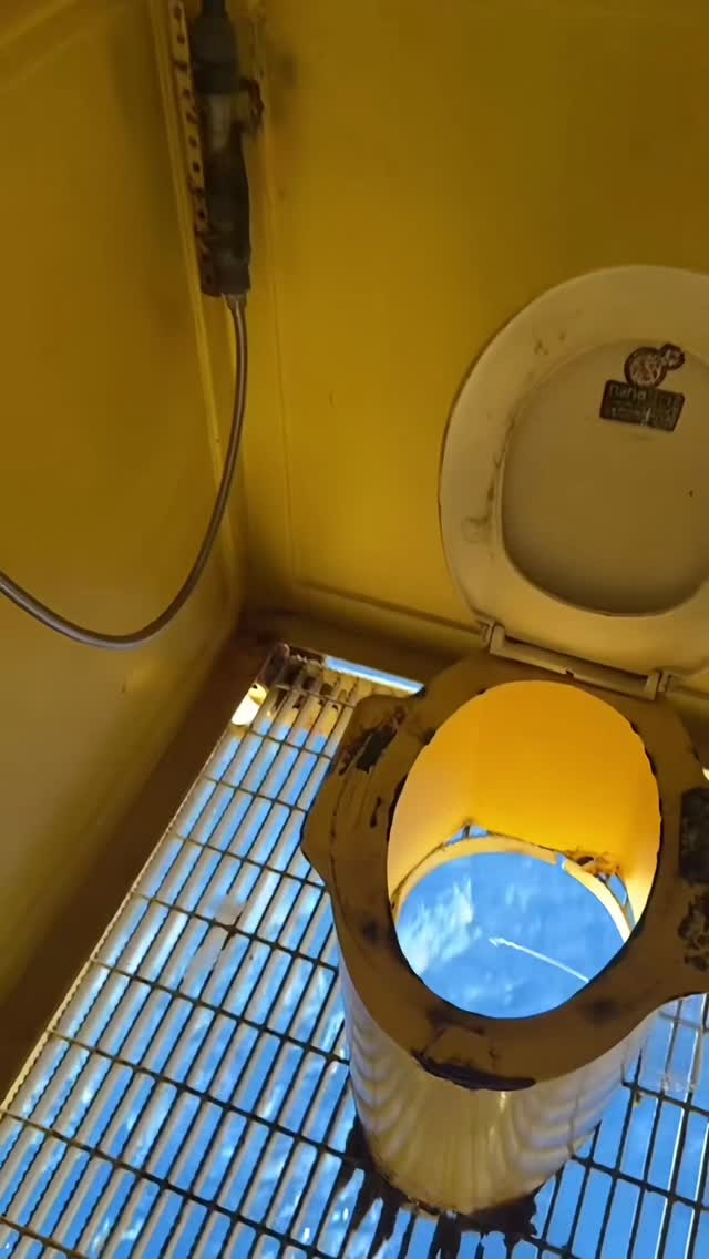 🚽💀 האסלה הכי מפחידה בים הצפוני? 🌊😨...