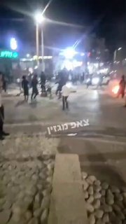נהג רכב מנסה לדרוס מפגינים בבית שמש.....