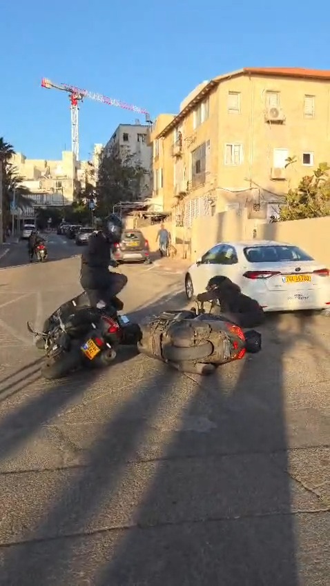 אתמול בבת ים, בחוף סיפלאס, שני גנבים הגיעו על קטנוע וגנבו...