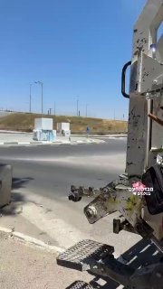 מתנחלים הציתו מוסך לתיקון מכוניות ליד כיכר יצהר, מצפון לעיירה...