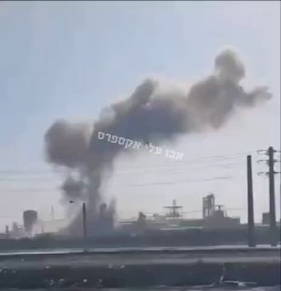 המפעל הפטרוכימי שתקפה ישראל הבוקר במאשהר עדיין מעלה עשן....