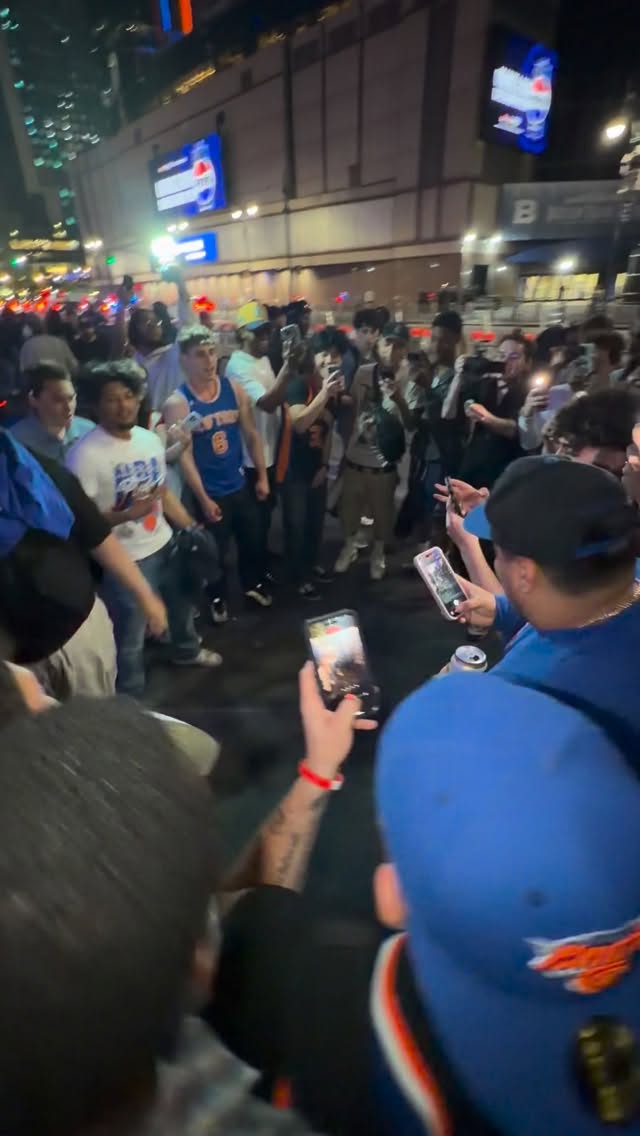 מפרקים אוטובוס. מרביצים לאוהד סן אנטוניו. מנסים לשרוף את...