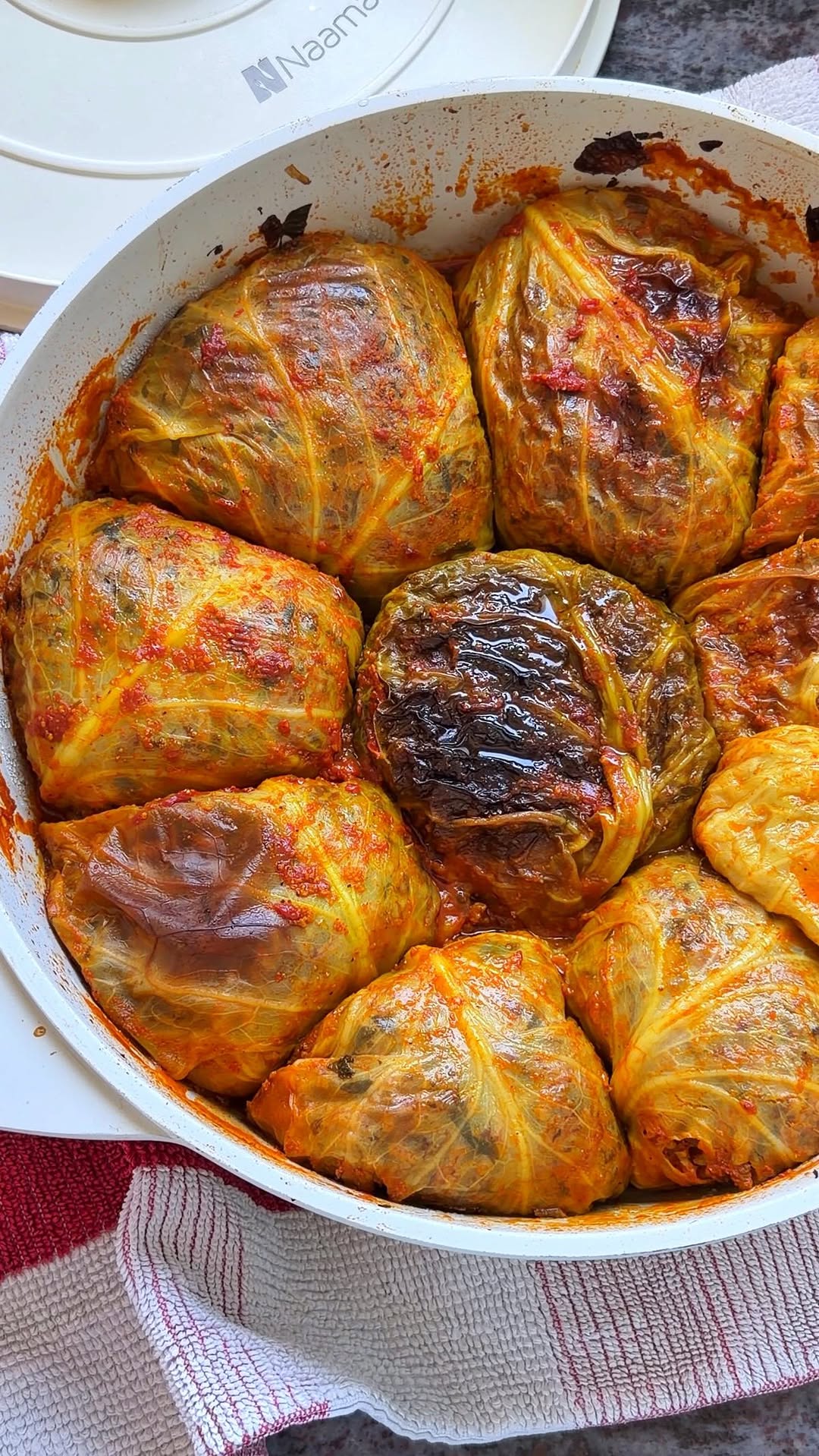 ⁨ כרוב ממולא עגול ברוטב עגבניות...