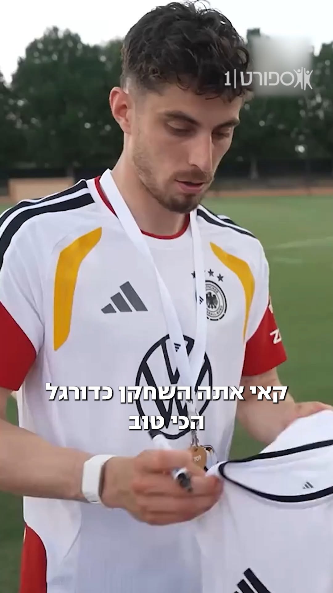 קאי האברץ קיבל תזכורת לגמר ליגת האלופות תוך כדי חלוקת חתימות...