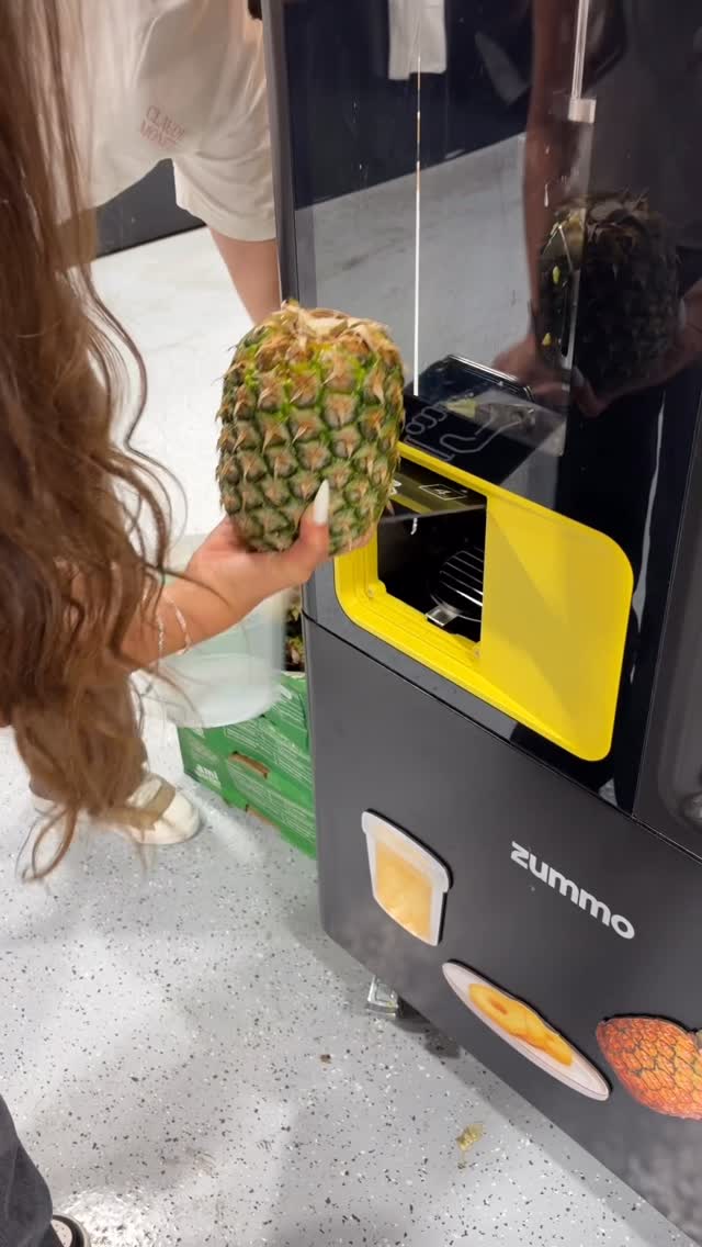 ⁨ שוק החקלאים המפעל 3 אור יהודה אננס ב20 שקל ! מחכים לכם⁩...