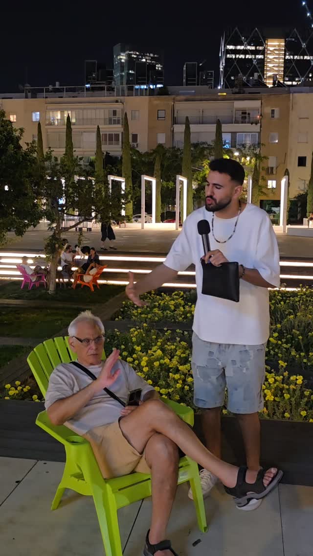 תעשה כאילו אתה מדבר איתי. האדון כל כך רצה לדבר...