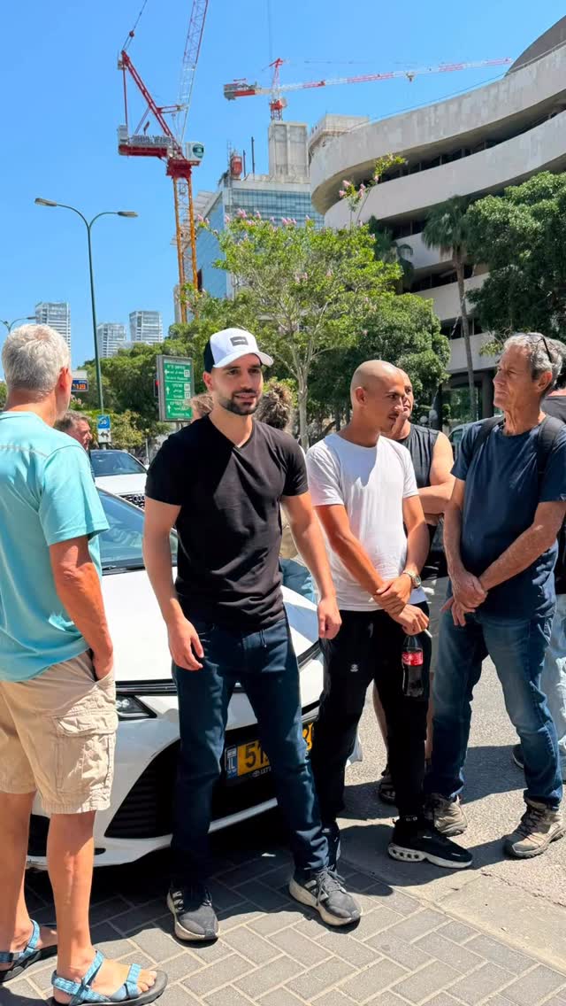 פעיל הימין מרדכי דוד חוסם את רכבה של לוסי אהריש ובעלה צחי...