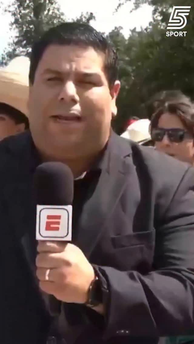 אוהדי מקסיקו לא יתנו לאף כתב להשלים דיווח במונדיאל הזה 😂🇲🇽...