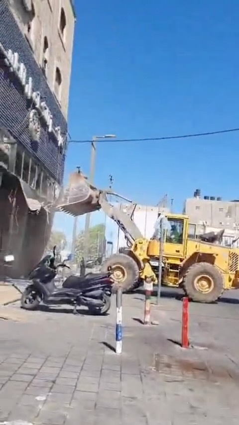 דחפורי המשילות הגיעו הבוקר למחנה פליטים שועפאט במזרח...