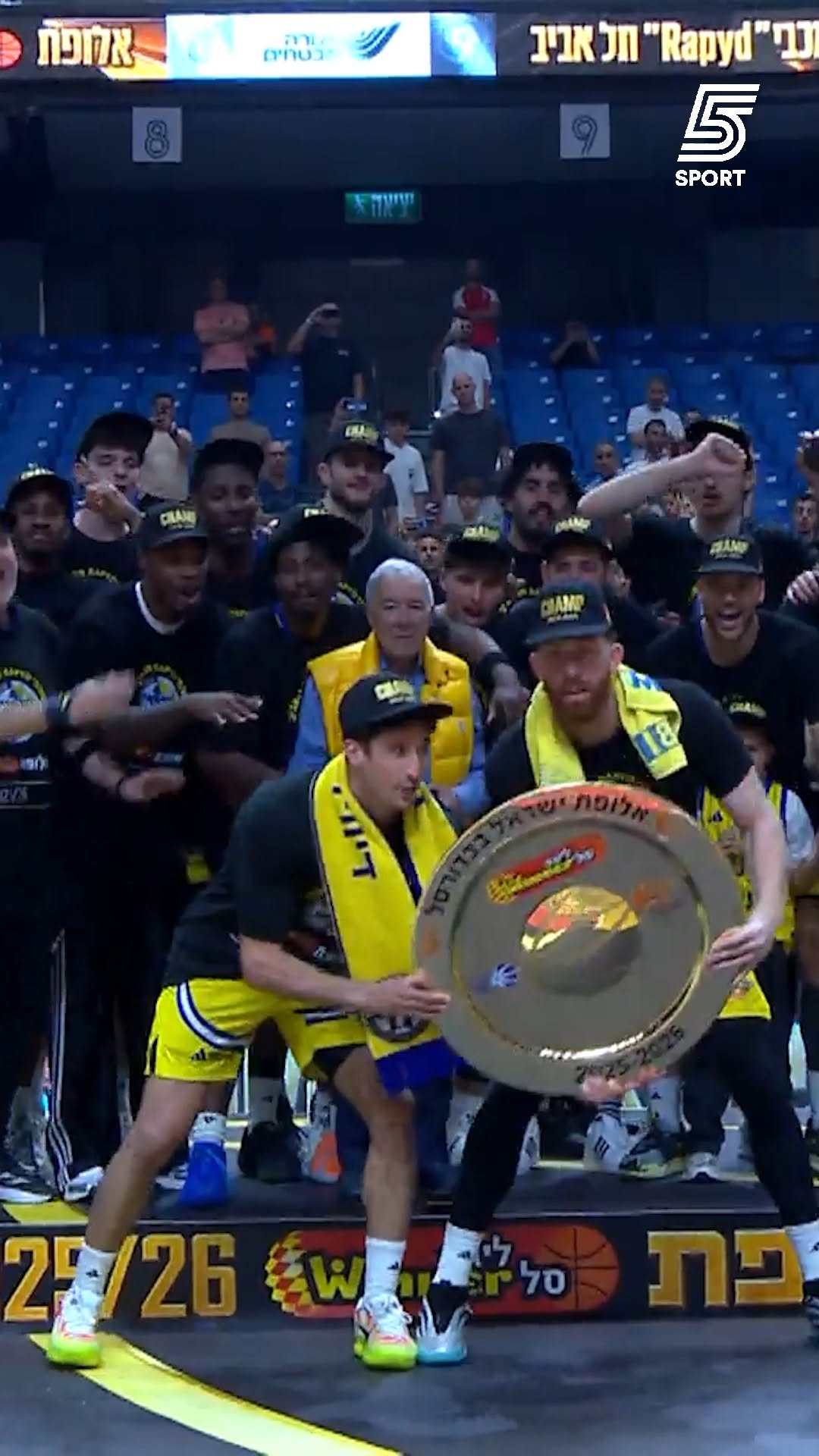 רגע ההנפה של מכבי ת"א!🏆...