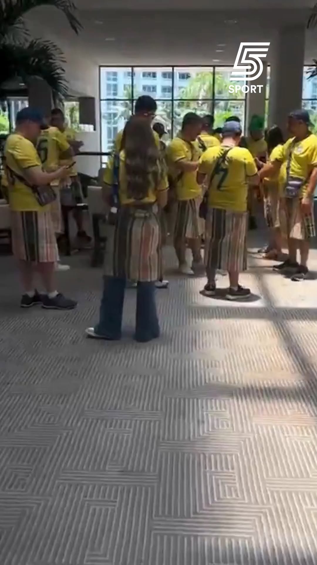 עם החצאיות: אוהדי ברזיל במחווה לסקוטלנד😆...