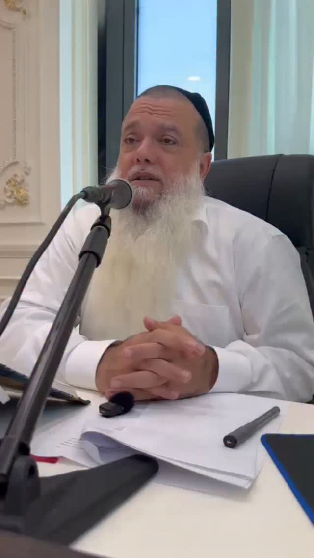 גדול מזכי הרבים הרב יגאל כהן שליט"א מדבר ומשבח במהלך שיעורו...