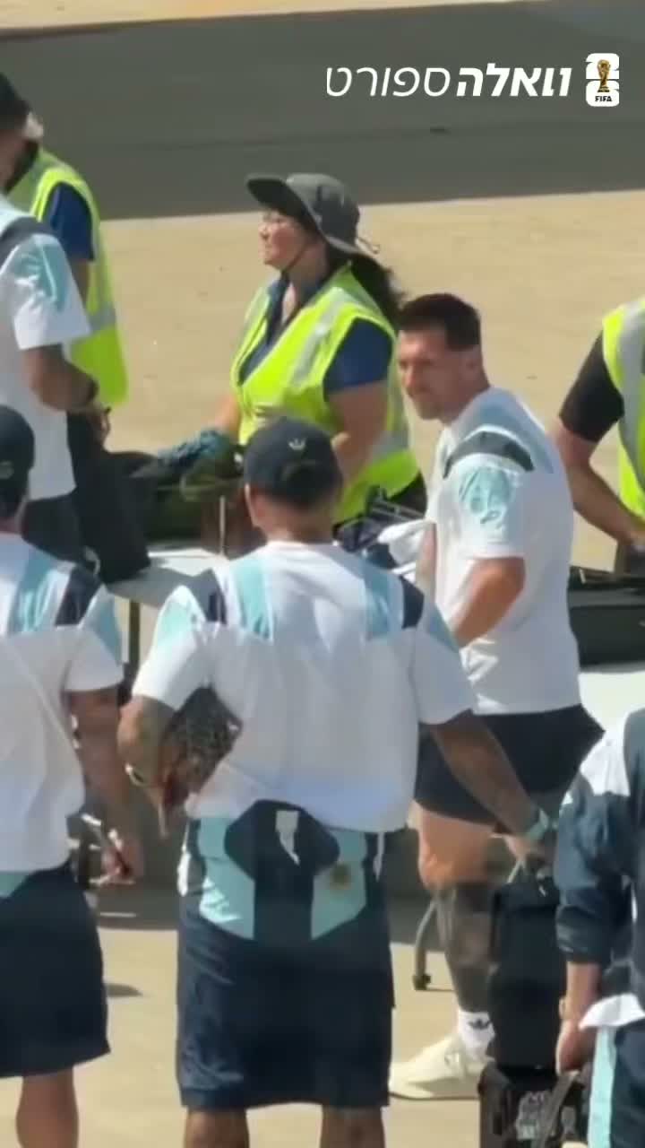 רק לנו זה מוזר שמסי עובר בידוק כמו כולנו בעלייה למטוס?👀🤔...