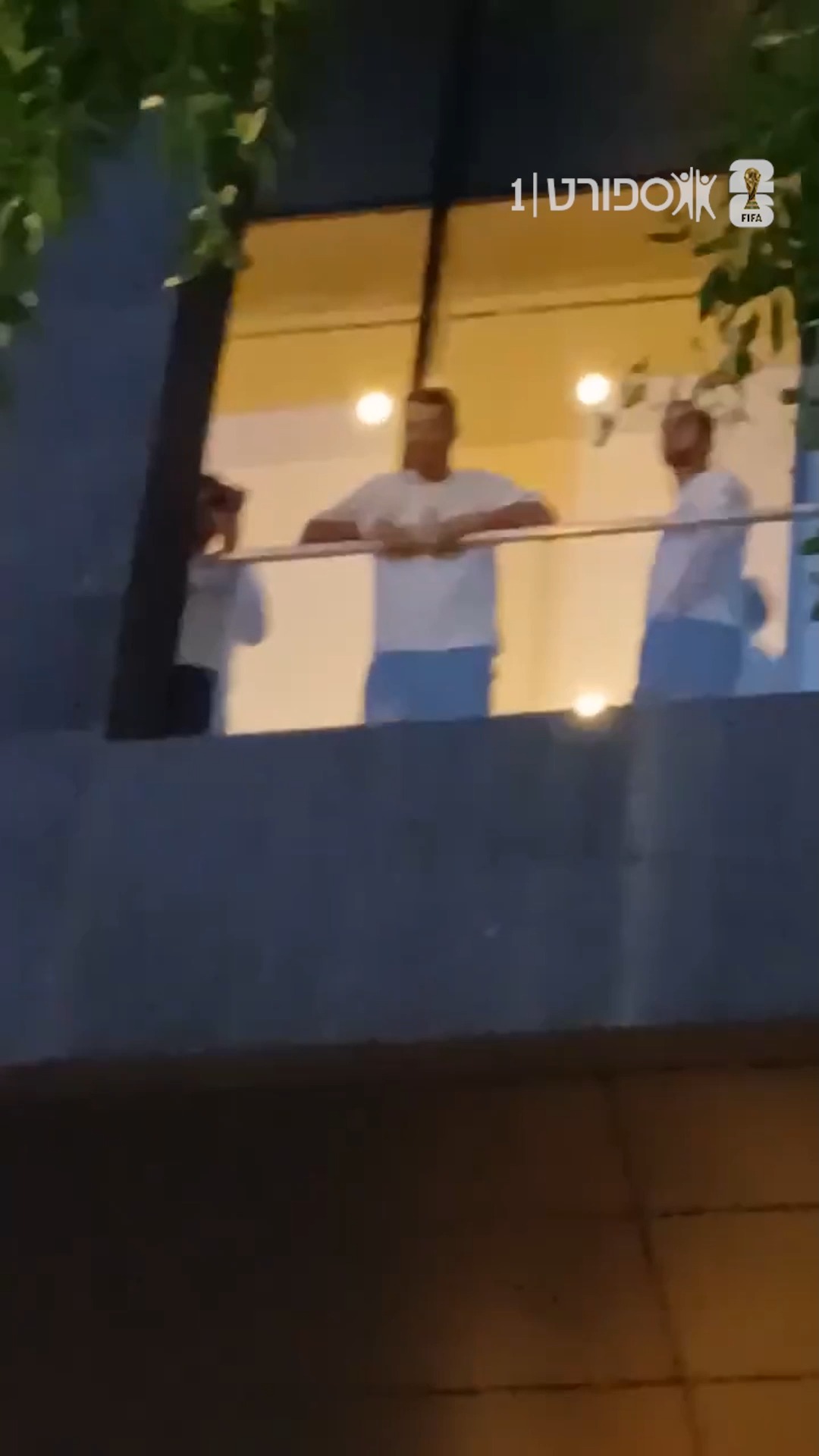 ראיתם פעם משהו כזה? 🤔 רונאלדו זוהה במרפסת, ויצר טירוף מוחלט...