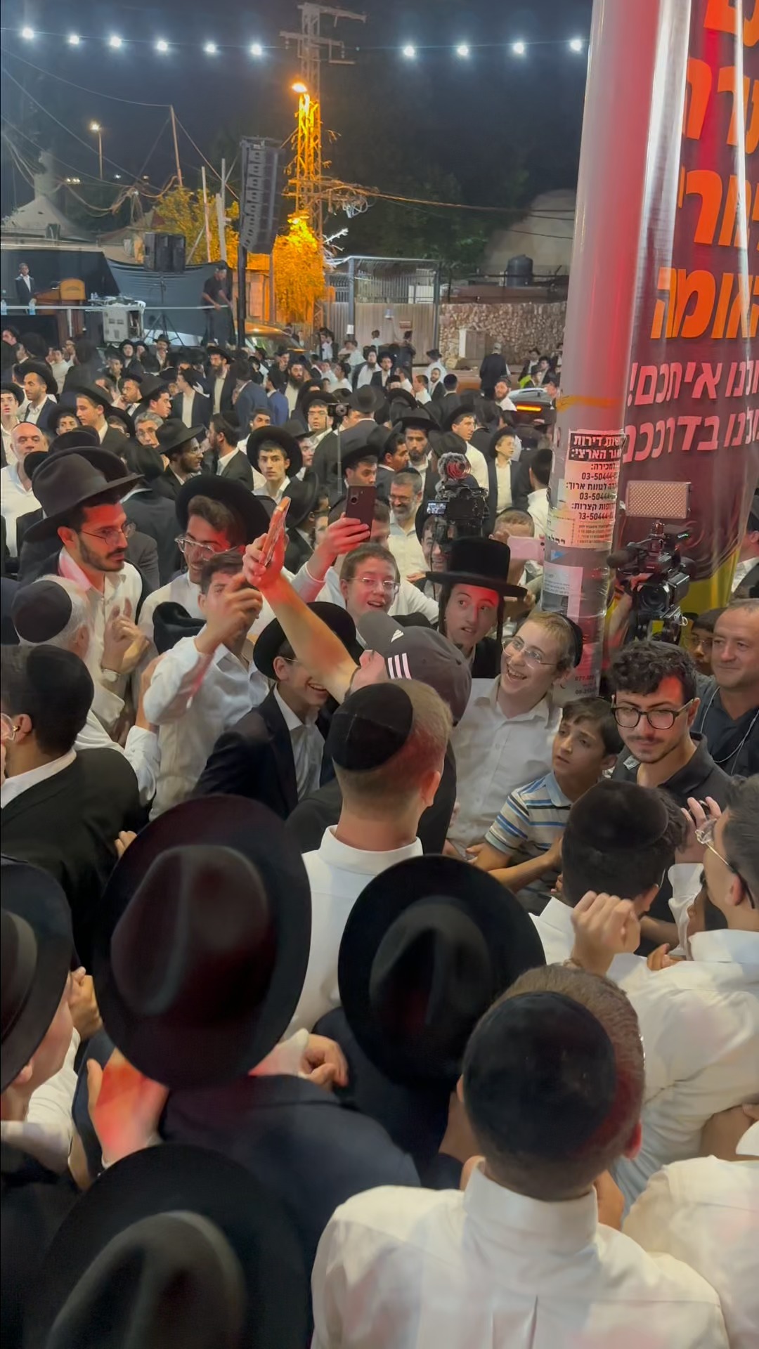 כך הבני ברקים מעיפים את כתב ערוץ 13 יואלי ברים מהפגנה בבני ברק....