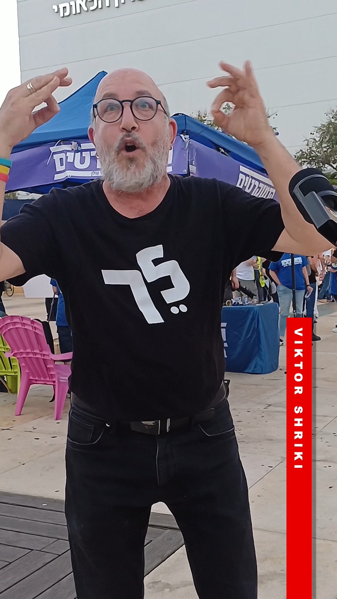 רל״בת בעין המצלמה (אגב אין כל קשר לשיחה שעשיתי שם, פתאום הוא בא...