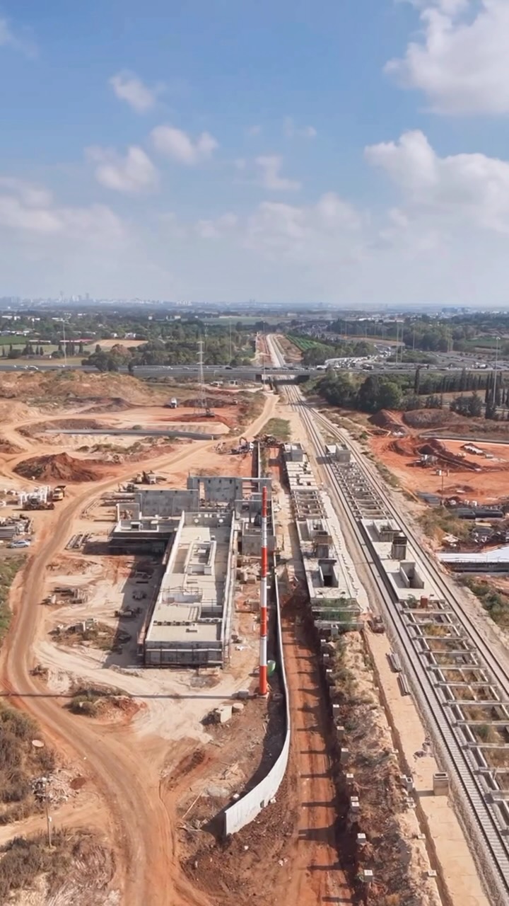⁨ ⁨ תחנת אלעד במקטע הדרומי של המסילה המזרחית נמצאת בעבודות...