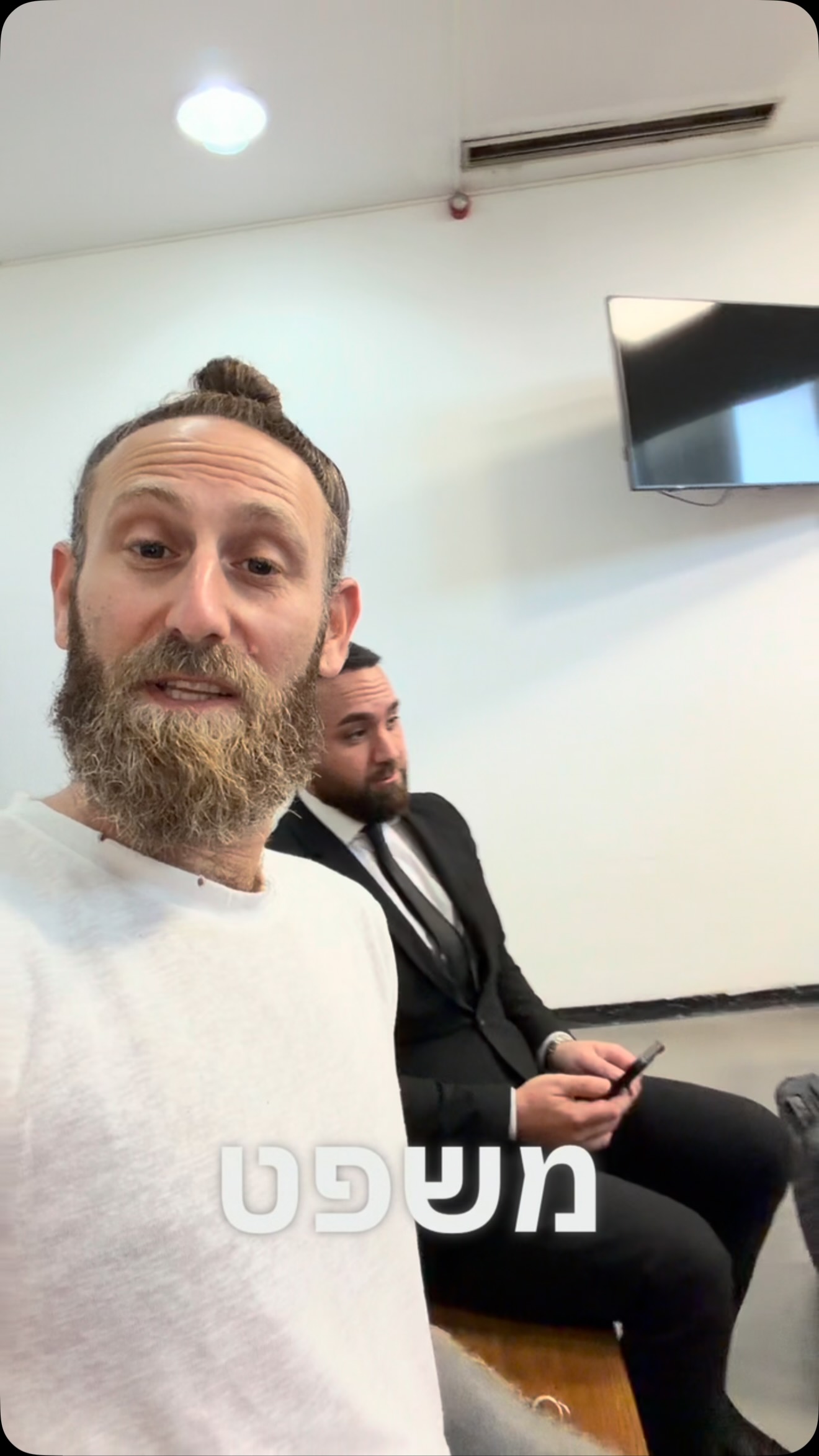 ⁨ תוקפים אותי ,מקבלים גז לפנים ואז הם תןבעים אותי 🤣 הצחיק...