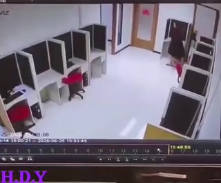 משהו השתבש קשות בקוד של הרובוט 🤣 הזה באינדונזיה... במקום...