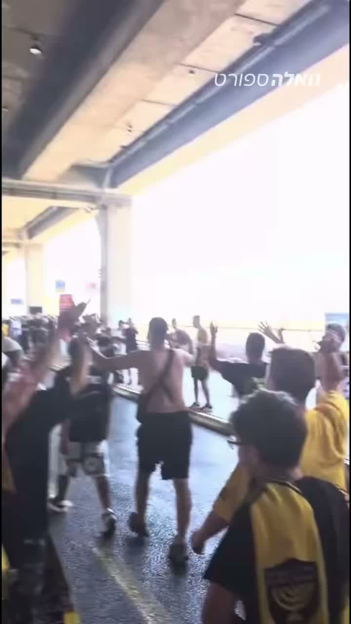 אוהדי בית״ר ירושלים מתכוננים לחזרת הקבוצה ממחנה האימונים...