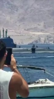תיעוד נדיר מאילת: צוללת של חיל הים נצפתה מעל המים, קרוב מאוד...