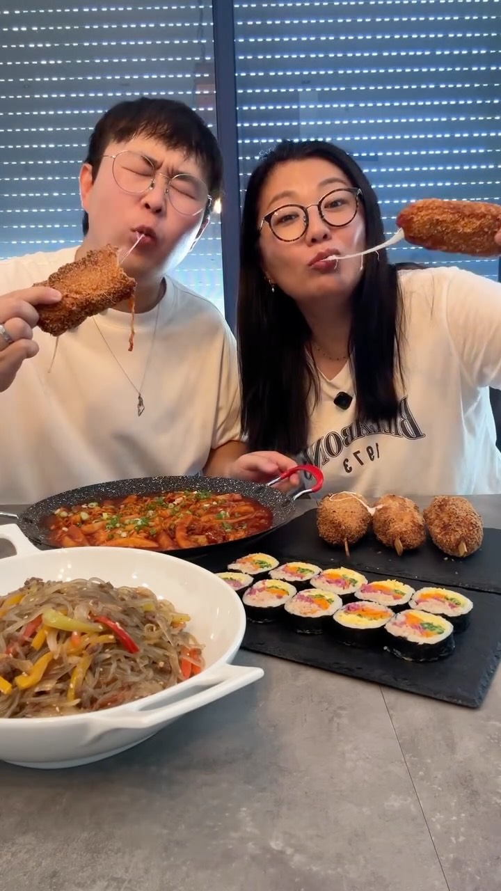 ⁨ יונג וטג׳ין אוכלים אוכל רחוב קוריאניייי🇰🇷😍😍⁩...