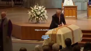 טראמפ נוקש על הארון של גרהאם. רגע אחרי סיום נאומו בהלוויה....