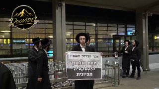 מספר חסידי ברסלב מפגינים בנתב"ג בגלל מניעת עריקים חרדים לטוס...