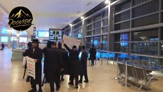 מספר חסידי ברסלב מפגינים בנתב"ג בגלל מניעת עריקים חרדים לטוס...