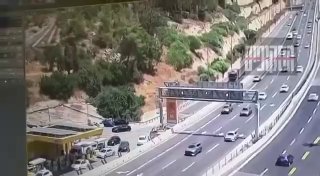 תיעוד: רגעי התאונה אתמול בשער הגיא - שהובילו לפקקי ענק בכביש...