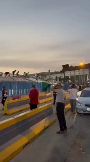 אלפי מהגרים בלתי חוקיים בוזזים את סניף מרקדונה בסאוטה....