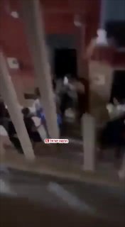 אלפי מהגרים בלתי חוקיים בוזזים את סניף מרקדונה בסאוטה....