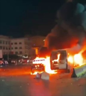 אלפי מהגרים בלתי חוקיים בוזזים את סניף מרקדונה בסאוטה....