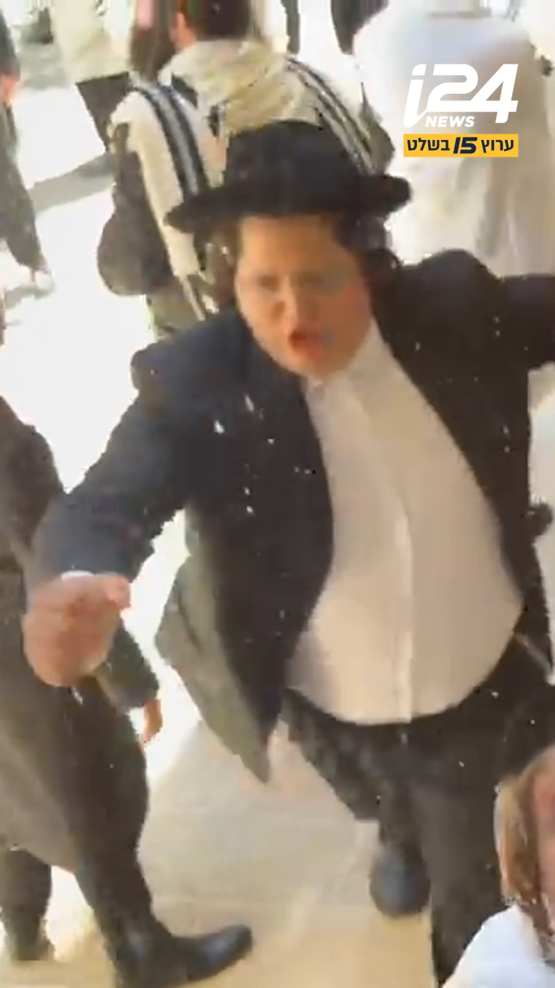 שבת חמישית ברציפות שחרדים הגיעו להפגין מול בית קפה בירושלים...