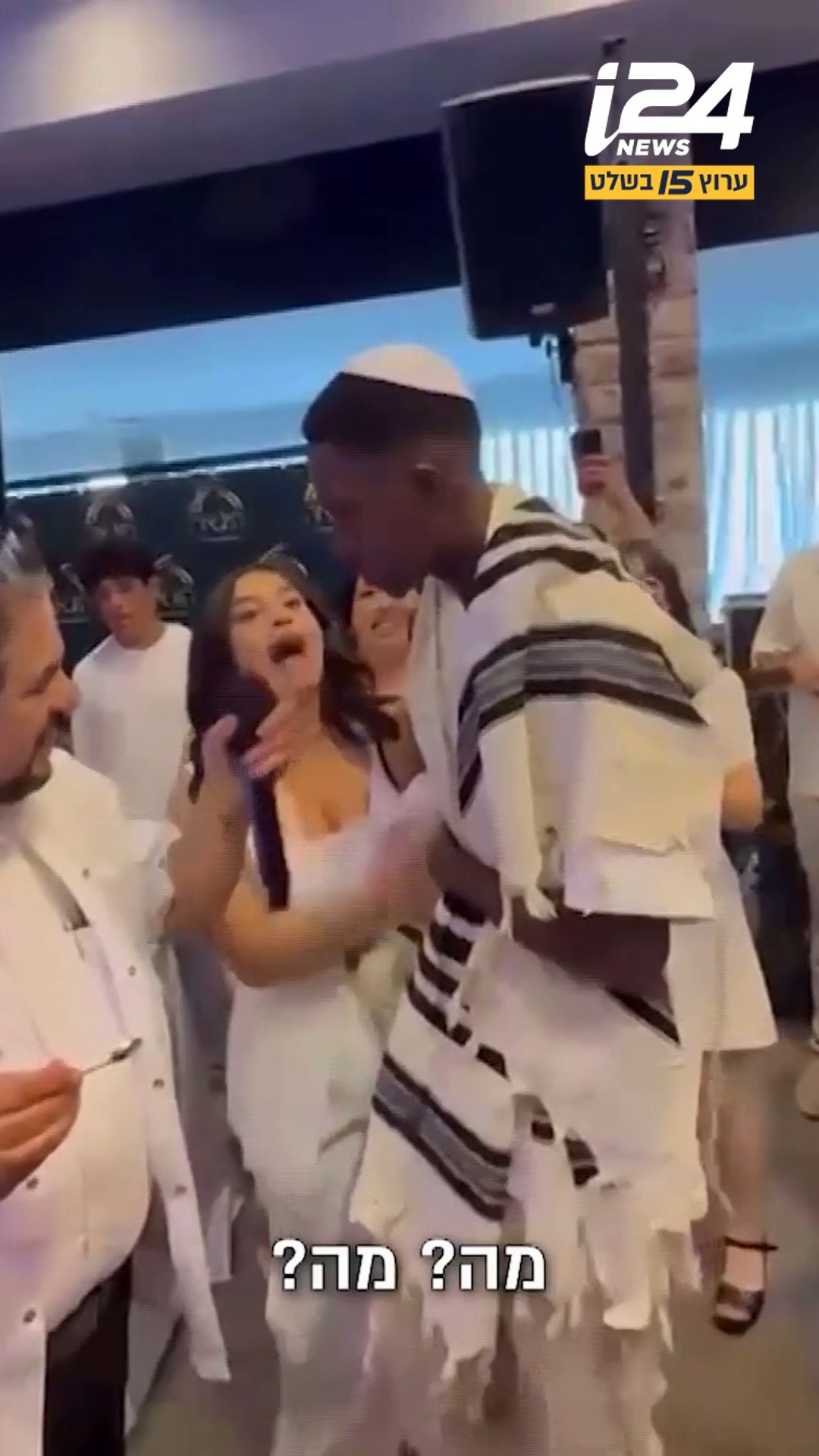 סרטון אחד שבו נראה אבא במעמד ברית המילה של בנו, מתבלבל בשם...